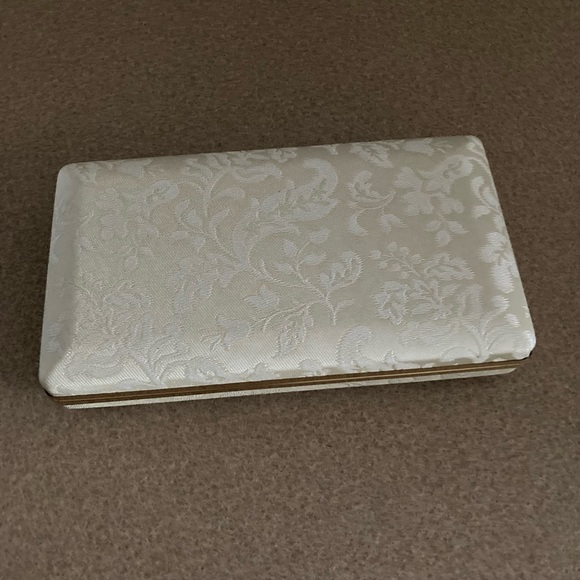 Mele Jewelry Box, 60’s vintage, Floral Satin with Gold Hardware, Hinged - Picture 4 of 9